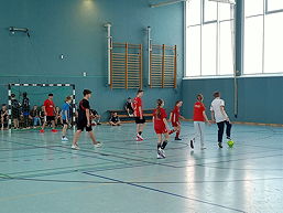 Das Foto zeigt die Schülerinnen und Schüler in der Turnhalle des TGG.