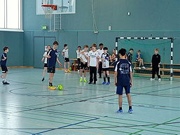 Das Foto zeigt die Schülerinnen und Schüler in der Turnhalle des TGG.