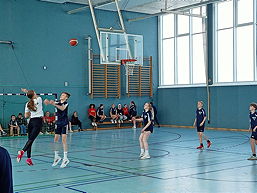 Das Foto zeigt die Schülerinnen und Schüler in der Turnhalle des TGG.