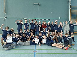 Das Foto zeigt die Schülerinnen und Schüler in der Turnhalle des TGG.