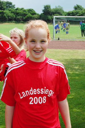 Lea Wykhoff voller Freude mit dem Meistershirt