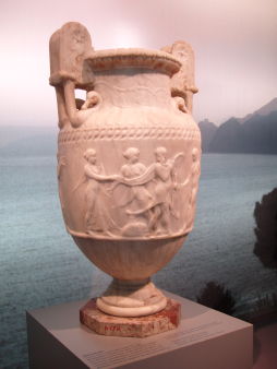 Volutenkrater aus Marmor