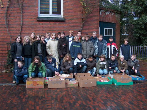 Die Klasse 6f vor dem Gebäude des Kinderschutzbundes Leer