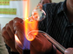 Beim Glasblasen