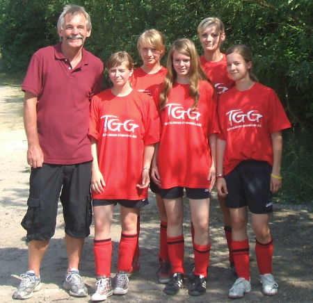 Die TGG-Mädchen bei der Sportplatzeinweihung in Loga