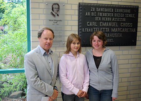 Die beiden erfolgreichen Teilnehmerinnen mit Herrn Visser