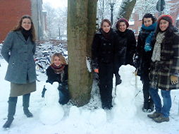 Foto der Schöpfer einer expressionistischen Schneefrau