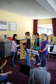 Foto von der Urkundenverleihung an die Bläserklasse 6db im Mai 2010