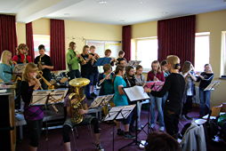 Foto von der Urkundenverleihung an die Bläserklasse 6db im Mai 2010