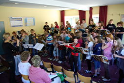 Foto von der Urkundenverleihung an die Bläserklasse 6db im Mai 2010