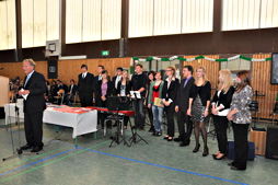 Foto von der Auszeichnung der Teilnehmer des Seminarfachs 'Eine Blume namens Heimat' durch den Bürgermeister der Stadt Leer bei der Verabschiedung der Abiturienten 2011