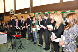 Foto von der Auszeichnung der Teilnehmer des Seminarfachs 'Eine Blume namens Heimat' durch den Bürgermeister der Stadt Leer bei der Verabschiedung der Abiturienten 2011