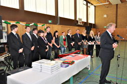 Foto von der Auszeichnung der Teilnehmer des Seminarfachs 'Eine Blume namens Heimat' durch den Bürgermeister der Stadt Leer bei der Verabschiedung der Abiturienten 2011