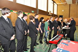 Foto von der Auszeichnung der Teilnehmer des Seminarfachs 'Eine Blume namens Heimat' durch den Bürgermeister der Stadt Leer bei der Verabschiedung der Abiturienten 2011