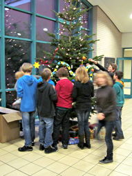 Foto vom Schmücken des Weihnachtsbaums 2011