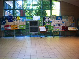 Foto von der Ausstellung der 10a und 10d (2012/13) im Foyer