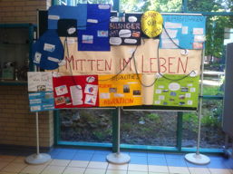 Foto von der Ausstellung der 10a und 10d (2012/13) im Foyer