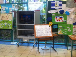 Foto von der Ausstellung der 10a und 10d (2012/13) im Foyer