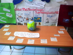 Foto von der Ausstellung der 10a und 10d (2012/13) im Foyer