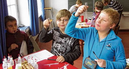Foto von experimentierenden Grundschülern
