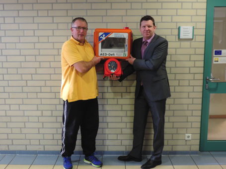 Foto von der Übergabe des Defibrillators