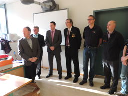 Foto von der Übergabe des Defibrillators