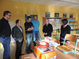 Foto von der Übergabe des Defibrillators
