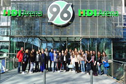 Foto der Klasse 8d vor der HDI-Arena