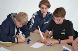 Foto vom Besuch der 8en auf der MS Wissenschaft