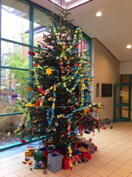 Foto vom Schmücken des Weihnachtsbaums 2013