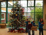 Foto vom Schmücken des Weihnachtsbaums 2013