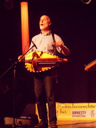 Foto vom Auftritt Damian Clarkes in der Aula des TGG am 18.09.2014