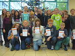 Foto der Klasse 6cb mit ihren Sportabzeichen-Urkunden 2014 im Foyer des TGG