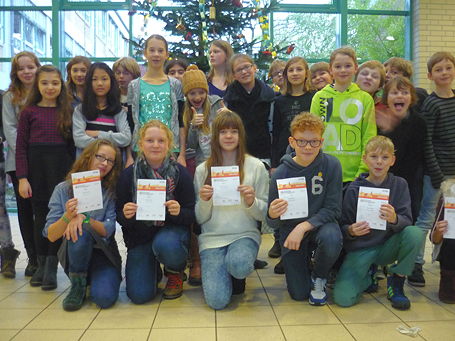 Foto der Klasse 6cb mit ihren Sportabzeichen-Urkunden 2014 im Foyer des TGG