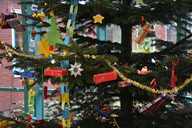 Foto vom Schmücken des Weihnachtsbaums 2014