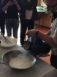 Foto von der Kochaktion des Seminarfachs 'Naturwissenschaften im und am Menschen' von Stefan Kahlert (2016)