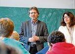 Foto von MdB Paschke und Claudia Lax vor der Schulklasse