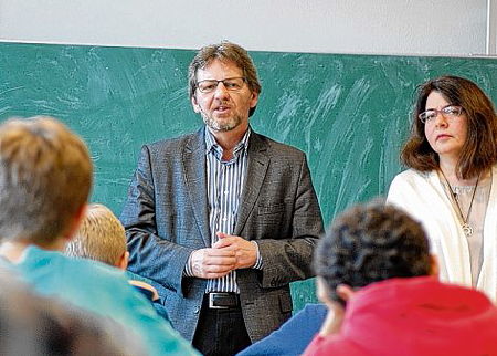 Foto von MdB Paschke und Claudia Lax vor der Schulklasse