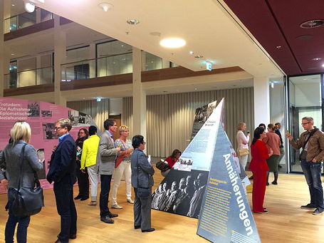 Foto von der Ausstellung 'Israelis & Deutsche' im Foyer der Sparkasse LeerWittmund