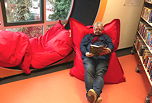 Foto der neuen Sitzsäcke in der Schülerbibliothek