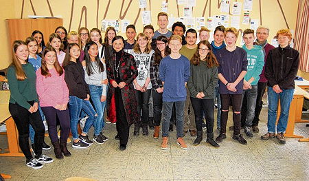Foto von Gitta Connemann mit der Klasse 9a des TGG (Dezember 2016)