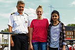 Foto der beiden Erstretterinnen mit Polizeihauptkommissar Jörg Fels-Hohensee