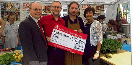 Foto von der Scheckübergabe an das TGG beim Food-Festival 2017