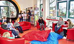 Foto vom Vorlesen und Musizieren im Advent in der Schülerbibliothek des TGG (2017)