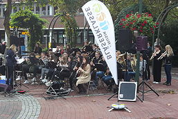Foto vom Auftritt der Bläserklasse 10cb auf dem Mühlenplatz des TGG im September 2018