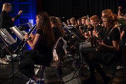Foto vom Auftritt der Bläserklasse 10cb in der Aula des TGG im September 2018