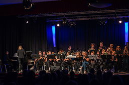 Foto vom Auftritt der Bläserklasse 10cb in der Aula des TGG im September 2018