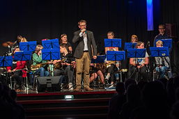 Foto vom Auftritt der Bläserklasse 10cb in der Aula des TGG im September 2018