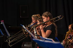 Foto vom Auftritt der Bläserklasse 10cb in der Aula des TGG im September 2018