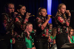 Foto vom Auftritt der Bläserklasse 10cb in der Aula des TGG im September 2018